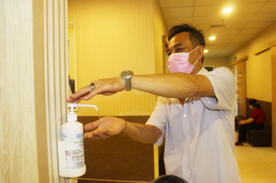 Người dân đến khám bệnh tại Bệnh viện Đa khoa Đồng Nai thực hiện nghiêm việc sát khuẩn tay nhanh.