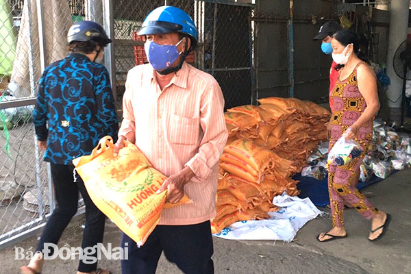 Người bán vé số, người nghèo nhận quà ra về, ảnh do gia đình bà Nguyễn Thị Mận cung cấp.