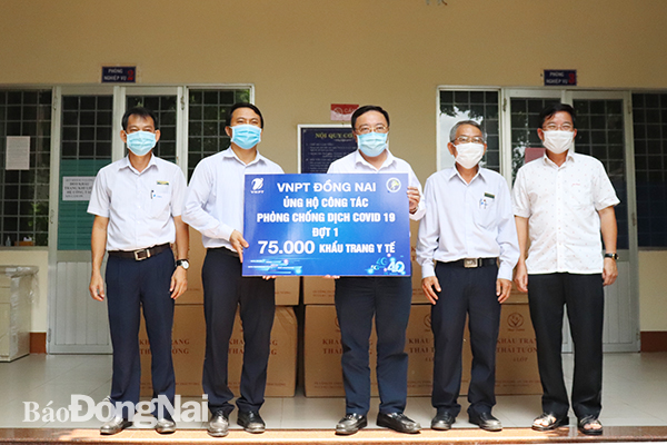 Ban Giám đốc Sở Y tế nhận 75 ngàn khẩu trang y tế từ VNPT Đồng Nai.