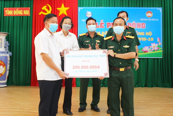 Đại tá Huỳnh Thanh Liêm trao bảng tượng trưng ủng hộ 200 triệu đồng phòng, chống dịch Covid 19 của tỉnh