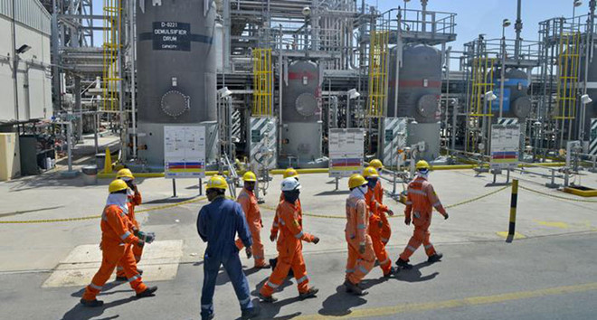 Công nhân tại một nhà máy lọc dầu ở Ả-Rập Xê-Út. Ảnh: AFP