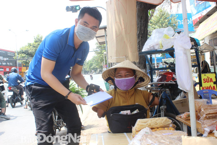 Một bạn trẻ tặng số tiền nhỏ cho chị Huỳnh Thị Thuận, người phụ nữ tật nguyền bán vé số tại ngã tư Phan Trung - Võ Thị Sáu - Phạm Văn Thuận (TP.Biên Hòa)