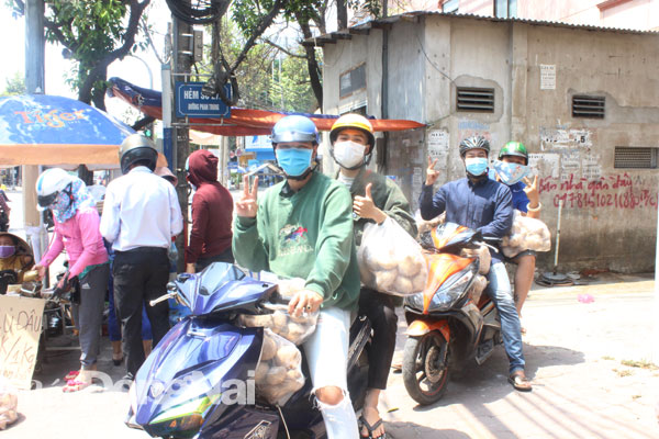 Nhóm bạn của anh Nguyễn Minh Sang mua ủng hộ 1 tạ củ đậu cho chị Huỳnh Thị Thuận. Ảnh: A.Y