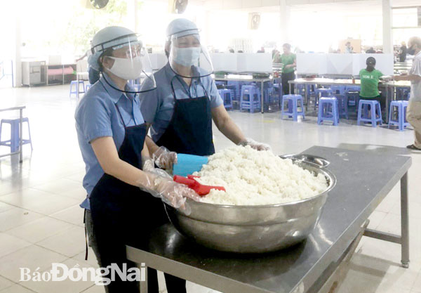 Cán bộ Công đoàn Công ty TNHH Changshin Việt Nam (H.Vĩnh Cửu) lấy cơm cho người lao động tại các bữa ăn giữa ca