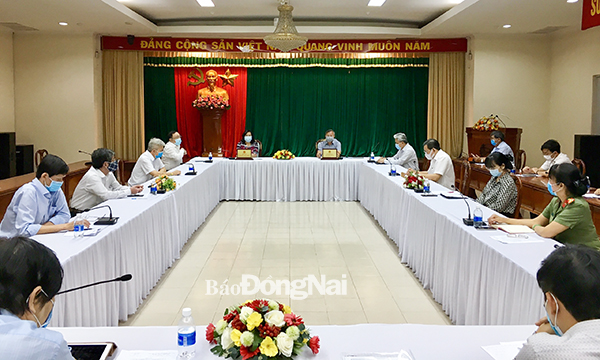 Quang cảnh cuộc họp Ban chỉ đạo phòng chống dịch Covid-19 tỉnh Đồng Nai vào tối 7-4-2020