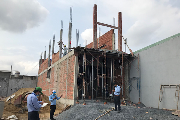 Tổ kiểm tra đang làm nhiệm vụ tại một công trình xây dựng ở phường Trảng Dài, TP.Biên Hòa