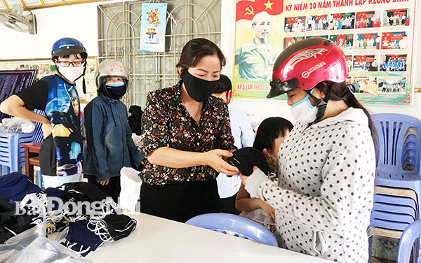 Cán bộ, hội viên phụ nữ P.Long Bình (TP.Biên Hòa) tặng khẩu trang vải cho hội viên phụ nữ có hoàn cảnh khó khăn. Ảnh: Nga Sơn