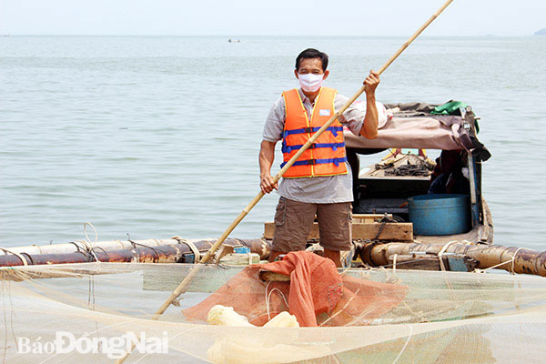 Ngư dân Lê Văn Cường (ngụ ấp Bến Nôm 2, xã Phú cường, H.Định Quán) với chiếc ghe vồn bắt cá lìm kìm của mình
