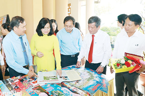 Phó chủ tịch UBND tỉnh Nguyễn Hòa Hiệp cùng các đại biểu tham quan Hội báo Xuân Đồng Nai. Ảnh: Huy Anh