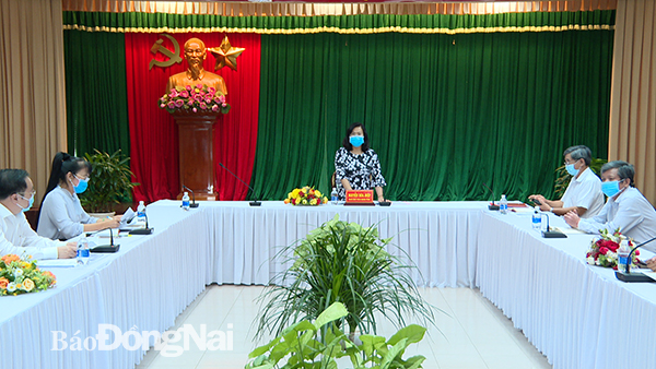 Phó chủ tịch UBND tỉnh Nguyễn Hòa Hiệp chủ trì cuộc họp chiều 16-4. Ảnh: Khánh Lộc