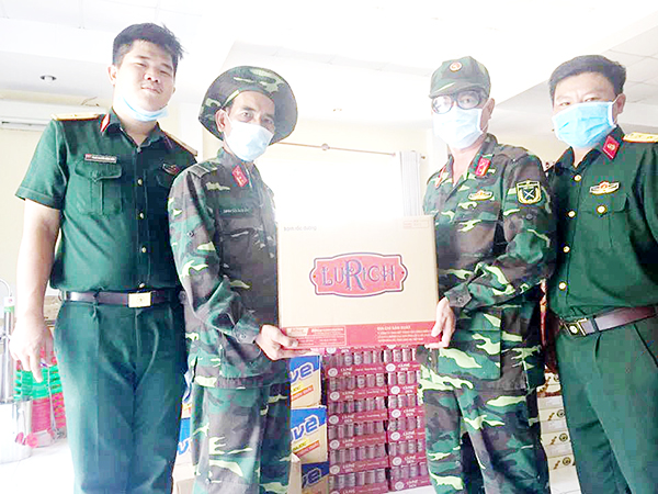 Công ty CP Bibica tặng bánh cho các cán bộ, chiến sĩ đang làm nhiệm vụ tại các khu vực cách ly 