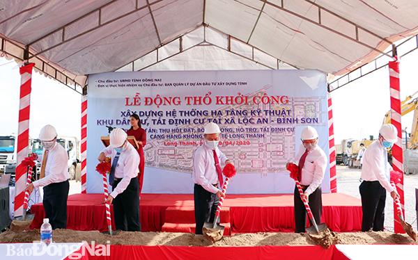  Các đồng chí lãnh đạo tỉnh thực hiện nghi thức khởi công xây dựng công trình