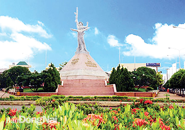 Tượng đài Chiến thắng Long Khánh là công trình tưởng nhớ công lao của các chiến sĩ, đồng bào đã hy sinh xương máu vì sự nghiệp cách mạng của đất nước. 