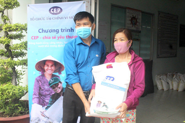 Đại diện Tổ chức tài chính vi mô CEP chi nhánh Biên Hòa trao quà cho người  lao động khó khăn