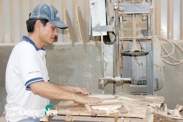 Sản phẩm gỗ tại Công ty TNHH MTV Bùi Chấn Hưng (TP.Biên Hòa) đang nỗ lực tìm đầu ra để duy trì sản xuất