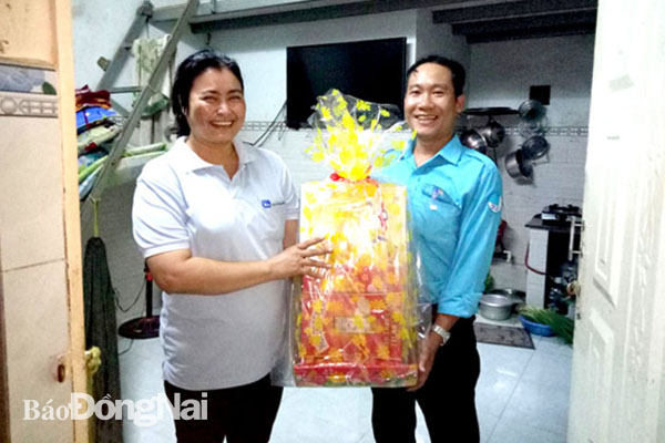 Bí thư Đoàn P.Suối Tre (TP.Long Khánh) Trương Ngọc Pháp trao quà cho công nhân nhà trọ dịp Tết Nguyên đán năm 2020