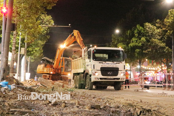 Thi công tăng ca vào ban đêm để đảm bảo tiến độ tại dự án Chỉnh trang, hạ ngầm hệ thống điện, cáp viễn thông trên đường Võ Thị Sáu, TP.Biên Hòa