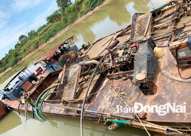 Ghe hút cát trái phép trên sông Đồng Nai đoạn giáp ranh giữa huyện Tân Phú với tỉnh Lâm Đồng