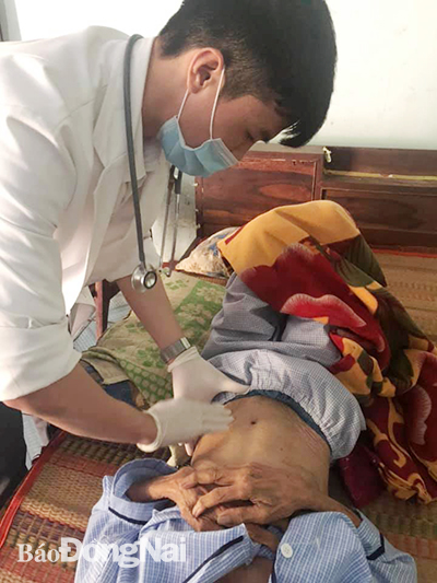 Bác sĩ Bệnh viện Đa khoa khu vực Long Khánh thăm khám và điều trị cho bệnh nhân tại nhà