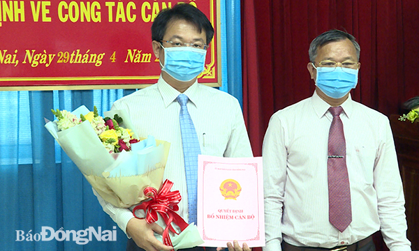 Chủ tịch UBND tỉnh Cao Tiến Dũng trao quyết định cho ông Đỗ Khôi Nguyên