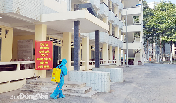 Nhân viên y tế phun thuốc khử trùng tại khu cách ly Trường đại học Đồng Nai