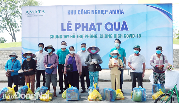 Lãnh đạo Công ty Cổ phần đô thị Amata Biên Hoà và đại diện UBND phường Long Bình (TP. Biên Hòa) tặng quà cho người lao động khó khăn do ảnh hưởng của dịch Covid-19