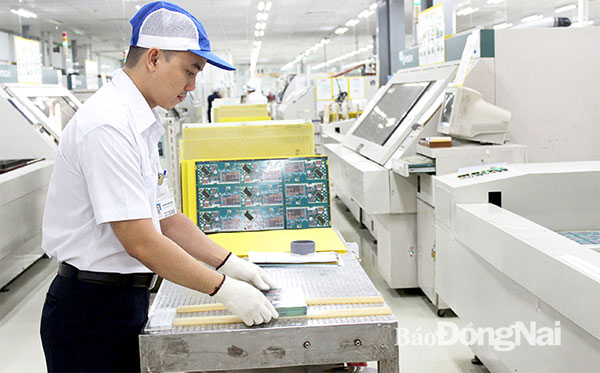 Linh kiện điện tử, máy tính sản xuất tại Công ty TNHH Sản phẩm máy tính Fujitsu Việt Nam (Khu công nghiệp Biên Hòa 2)
