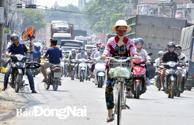 Nút giao thông khu vực ngã ba Phát Triển (TP.Biên Hòa) trên quốc lộ 1 xe cộ đông đúc, xếp hàng dài.