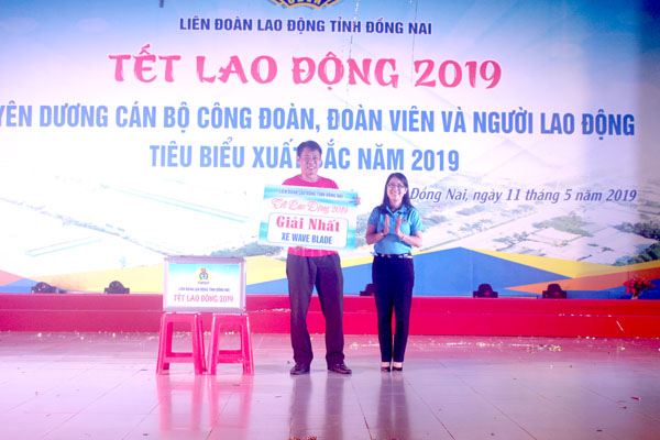 Chủ tịch Liên đoàn Lao động tỉnh Nguyễn Thị Như Ý trao giải nhất cho đoàn viên trong chương trình bốc thăm trúng thưởng dịp Tết Lao động trong khuôn khổ Tháng Công nhân năm 2019