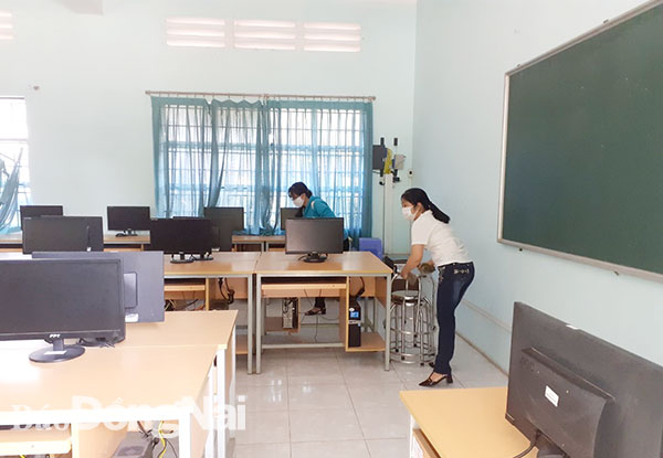 Nhiều giáo viên Trường THPT Nguyễn Trãi (TP.Biên Hòa) đã đến trường trong ngày 30-4 để vệ sinh trường lớp chuẩn bị đón học sinh trở lại trường