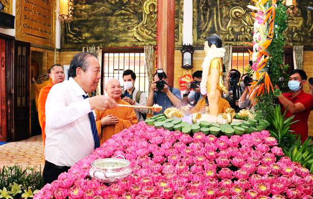 Phó Thủ tướng Thường trực Trương Hòa Bình chúc mừng Đại lễ Phật đản tại Thành phố Hồ Chí Minh
