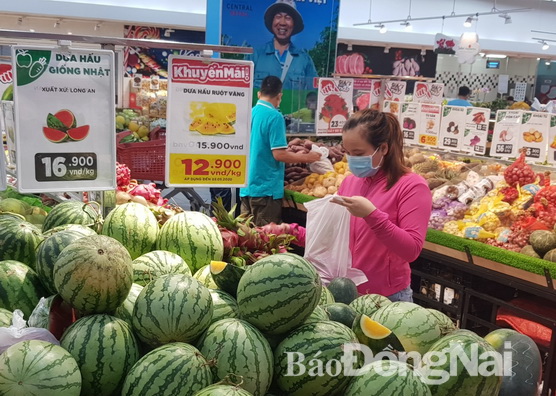 Người dân đến tham quan, mua sắm tại BigC Tân Hiệp (TP.Biên Hòa) vào dịp nghỉ lễ 30-4 và 1-5.