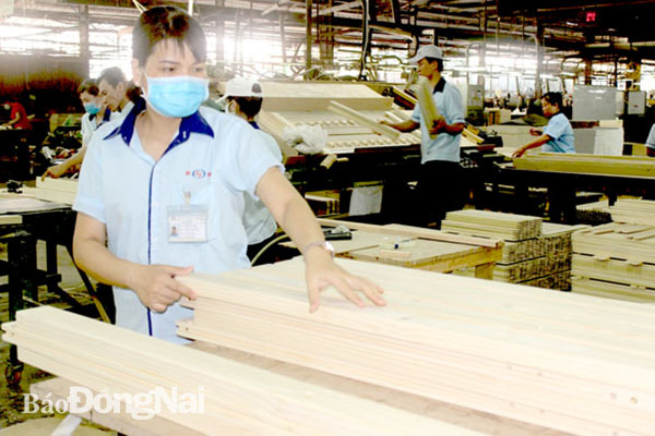 Sản xuất sản phẩm gỗ xuất khẩu tại Công ty TNHH Asy Việt Nam trong Khu công nghiệp Biên Hòa 2. Ảnh: H.Giang