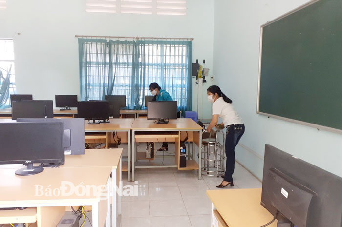 Giáo viên Trường THPT Nguyễn Trãi (TP.Biên Hòa) vệ sinh lớp học trong ngày nghỉ lễ 30-4 để chuẩn bị đón học sinh trở lại trường