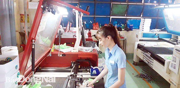 Công nhân Công ty TNHH Dệt nhãn Junmay (H.Trảng Bom) trong giờ sản xuất. Ảnh: L.Mai