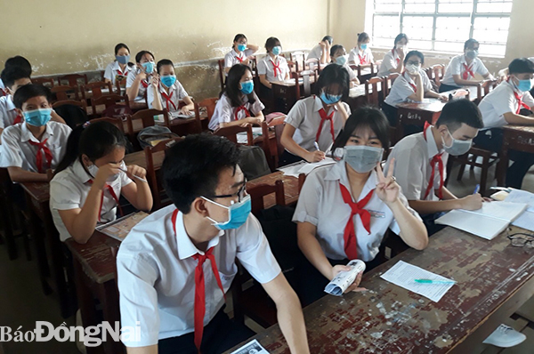 Học sinh Trường THCS Trảng Dài (TP.Biên Hòa) đã bố trí cho học sinh ngồi giãn cách 2 em mỗi bàn, các em đều vui vẻ tự tin khi quay trở lại trường học tập