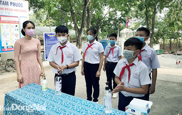 Học sinh Trường THCS Tam Phước xếp hàng đo thân nhiệt trước khi vào lớp