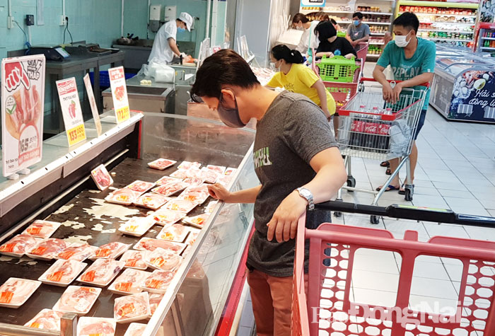 Người tiêu dùng chọn mua các loại thịt heo tại một siêu thị ở TP.Biên Hòa