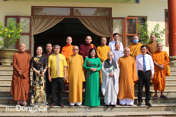 Secretary of the Hanoi Party Committee Vuong Dinh Hue visits the Vietnam Buddhist Sangha (VBS) Central Committee and the VBS Executive Board of Hanoi on the occasion of Lord Buddha’s 2564th birthday.