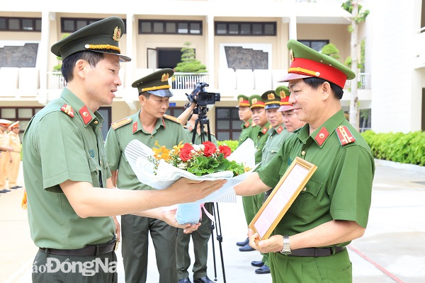 Đồng chí Đại tá Vũ Hồng Văn, Ủy viên Ban Thường vụ Tỉnh ủy, Giám đốc Công an tỉnh  trao thư khen của Bộ Công an và Bí Thư Tỉnh ủy cho cho Công an tỉnh.