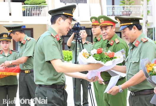 Đồng chí Giám đốc Công an tỉnh đã trao thưởng Công an TP.Biên Hòa