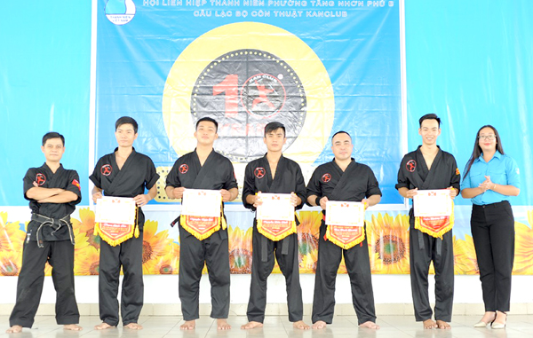 Anh Phạm Minh Tân (thứ 2 từ trái qua) nhận giấy khen của Hội LHTN P.Tăng Nhơn Phú B (Q.9, TP.HCM) vì đã có đóng góp cho hoạt động của CLB Côn thuật Kanclub giai đoạn 2009-2019