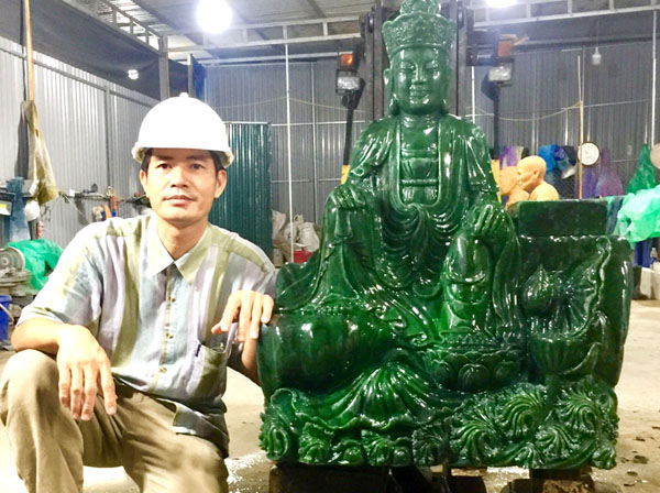 Nghệ nhân Nguyễn Văn Minh bên tượng Phật ngọc mới hoàn thành
