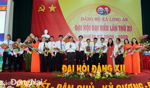 Lãnh đạo Huyện ủy Long Thành tặng hoa chúc mừng Ban Chấp hành Đảng bộ xã Long An khóa XII tại Đại hội