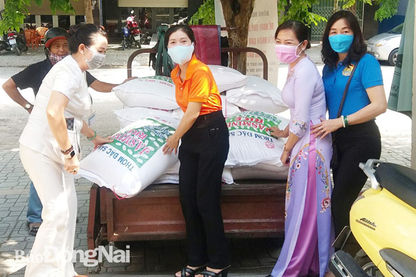 Công đoàn cơ sở Trường THCS Trần Hưng Đạo (TP.Biên Hòa) quyên góp gạo, thực hiện ATM gạo nghĩa tình giúp người nghèo
