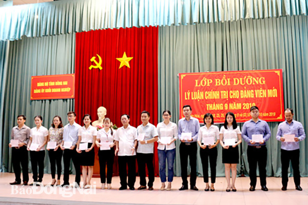 Trao giấy chứng nhận hoàn thành lớp bồi dưỡng lý luận chính trị cho đảng viên mới thuộc Đảng bộ Khối doanh nghiệp tỉnh