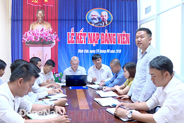 Các đảng viên của Nhà máy bê tông đúc sẵn Hùng Vương (H.Vĩnh Cửu) phát biểu ý kiến trong các kỳ sinh hoạt chi bộ để đóng góp xây dựng hoạt động của tổ chức Đảng trong doanh nghiệp ngày càng tốt hơn