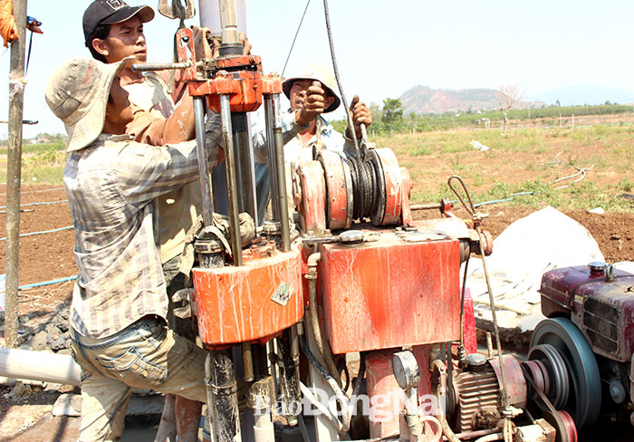Khoan giếng khai thác nước ngầm phục vụ sản xuất nông nghiệp tại xã Xuân Đông (H.Cẩm Mỹ). Ảnh: Phạm Tùng
