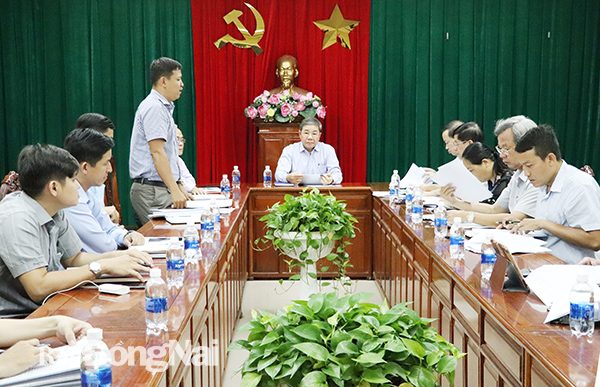 Phó chủ tịch UBNd tỉnh Nguyễn Quốc Hùng chủ trì cuộc họp