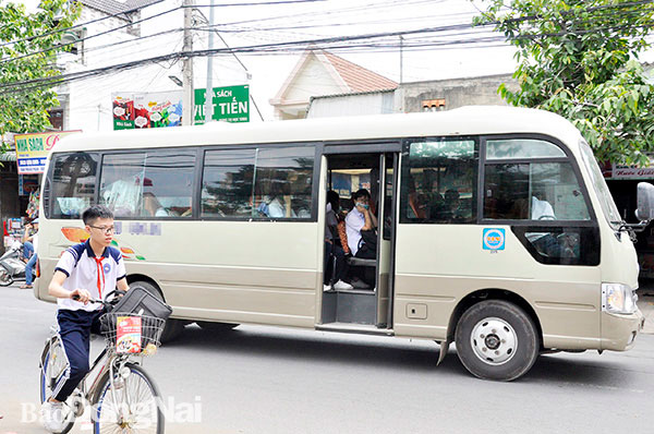 Xe chở học sinh không đóng cửa lên xuống tại Trường THCS Long Bình (P.Long Bình, TP.Biên Hòa). Ảnh: T.Hải